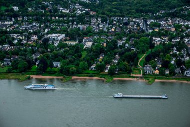 Ortaçağ Drachenfels Kalesi 'nden Ren Nehri Almanya' nın Bonn kenti yakınlarında.