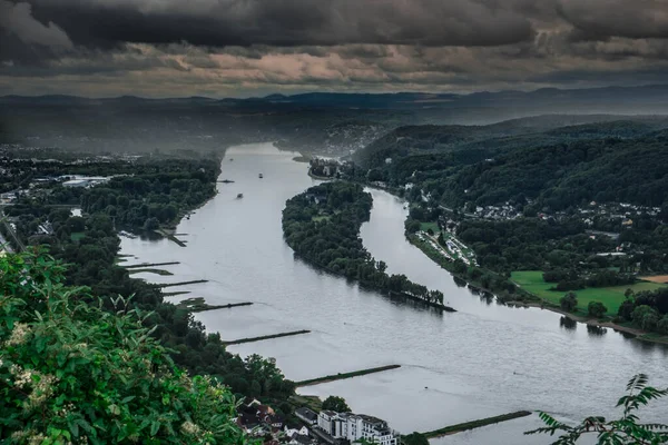 Ortaçağ Drachenfels Kalesi 'nden Ren Nehri Almanya' nın Bonn kenti yakınlarında.