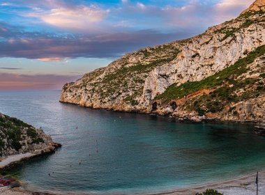 İspanya 'nın Akdeniz bölgesindeki Javea, Alicante' deki kristal berrak sularıyla Granadella Koyu.