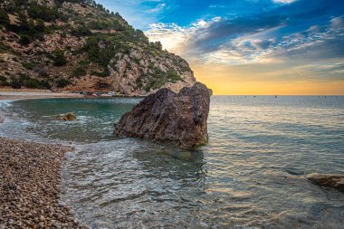 İspanya 'nın Akdeniz bölgesindeki Javea, Alicante' deki kristal berrak sularıyla Granadella Koyu.