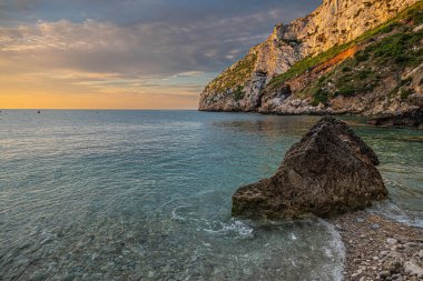 İspanya 'nın Akdeniz bölgesindeki Javea, Alicante' deki kristal berrak sularıyla Granadella Koyu.