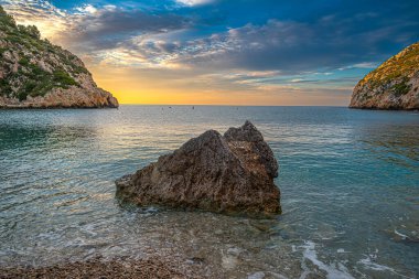 İspanya 'nın Akdeniz bölgesindeki Javea, Alicante' deki kristal berrak sularıyla Granadella Koyu.