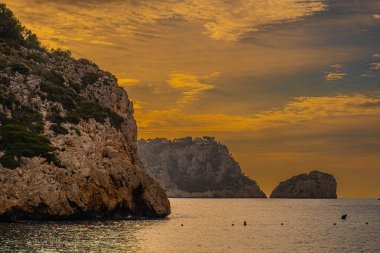 İspanya 'nın Akdeniz bölgesindeki Javea, Alicante' deki kristal berrak sularıyla Granadella Koyu.