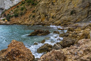 İspanya 'nın Akdeniz bölgesindeki Javea, Alicante' deki kristal berrak sularıyla Granadella Koyu.