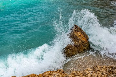 İspanya 'nın Akdeniz bölgesindeki Javea, Alicante' deki kristal berrak sularıyla Granadella Koyu.