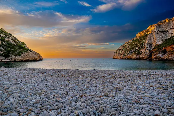 İspanya 'nın Akdeniz bölgesindeki Javea, Alicante' deki kristal berrak sularıyla Granadella Koyu.
