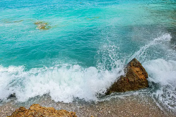 İspanya 'nın Akdeniz bölgesindeki Javea, Alicante' deki kristal berrak sularıyla Granadella Koyu.