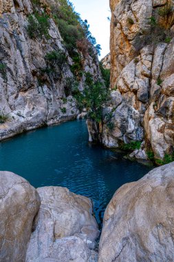 Algar Springs, İspanya 'da Altea ve Benidorm yakınlarında berrak suları olan bir nehir.