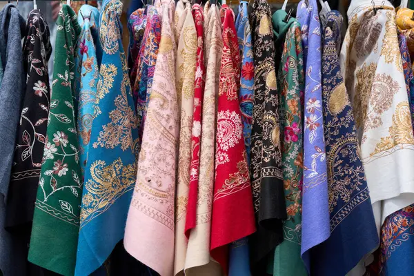Canlı çiçekli ve desenli renkli geleneksel eşarplar, zengin tekstil tasarımları ve kültürel sanatlar sergiliyor.                      