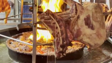 Geleneksel bir ızgarada açık ateşte et kızartıyoruz. Köy ortamında alevler ve dumanla sulu barbekü..