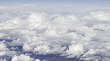 Yukarıdan pofuduk beyaz bulutların manzarası, bir uçaktan çekilmiş. Huzurlu ve rüya gibi bir atmosfer..