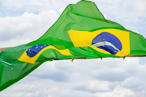 Algumas Bandeiras Brasileiras Acenando Vento Exposição Varal Com Céu Nublado — Fotografia de Stock