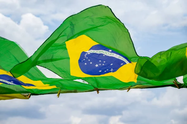 Algumas Bandeiras Brasileiras Acenando Vento Exposição Varal Com Céu Nublado — Fotografia de Stock