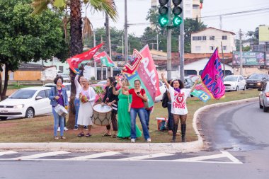 Birkaç kişi toplandı ve bayrakları Brezilya başkanlığı için Lula 'nın lehine hareket ediyordu. Görüntü, Lula 'ya oy istemek için yapılmış..