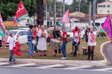 Birkaç kişi toplandı ve bayrakları Brezilya başkanlığı için Lula 'nın lehine hareket ediyordu. Görüntü, Lula 'ya oy istemek için yapılmış..