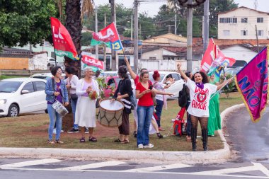 Birkaç kişi toplandı ve bayrakları Brezilya başkanlığı için Lula 'nın lehine hareket ediyordu. Görüntü, Lula 'ya oy istemek için yapılmış..