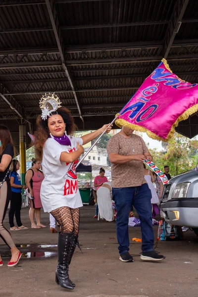 Una Mujer Con Una Bandera Una Camiseta Con Texto Lula — Foto de Stock