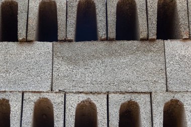 Satılık beton oluklar sergileniyor..