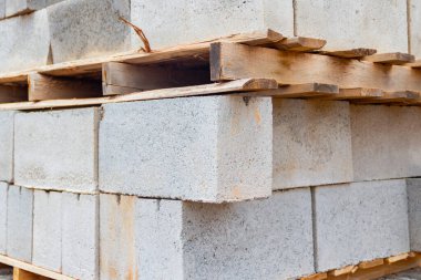 Satılık beton oluklar sergileniyor..