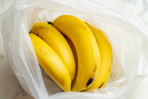 Купка Бананів Поліетиленовому Пакеті Столі — стокове фото