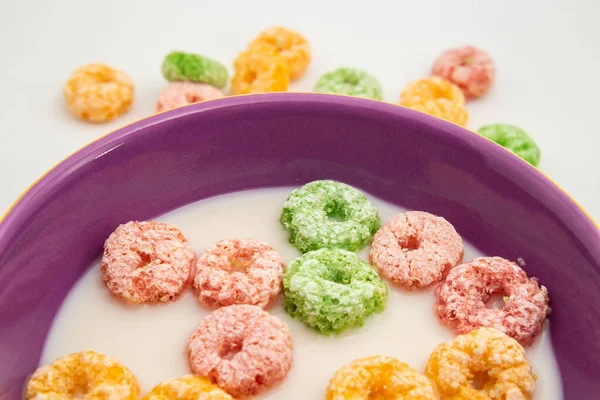Süt Içinde Renkli Kahvaltı Gevrekleri Olan Kasenin Ayrıntıları Masada Biraz — Stok fotoğraf