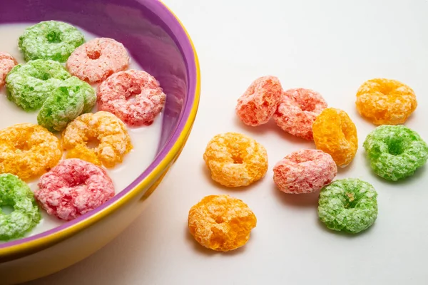 stock image Detail of a bowl with breakfast cereals in ready-to-eat milk and some cereal lying on the table. Image in horizontal format.