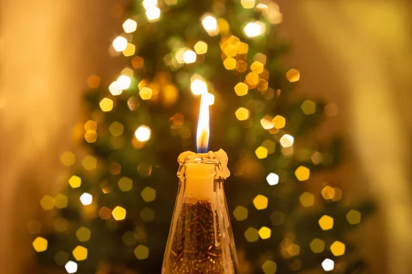 Decoración Navidad Una Vela Encendida Primer Plano Las Luces Del —  Fotos de Stock