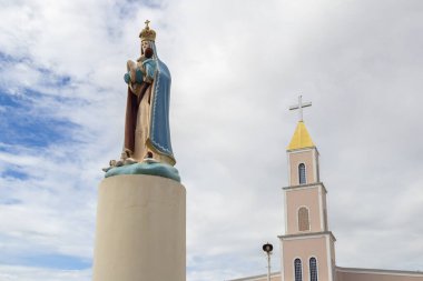 Arka planda Nossa D 'Abadia Kilisesi' nin bulutlu bir günde çekilmiş ön plandaki görüntüsü ve ayrıntıları. Goias 'taki Anapolis Kilisesi.