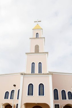 Nossa Kulesi Sinyora D 'abadia Kilisesi bulutlu bir günde. Goias 'taki Anapolis Kilisesi.