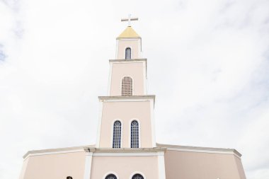 Nossa Kulesi Sinyora D 'abadia Kilisesi bulutlu bir günde. Goias 'taki Anapolis Kilisesi.