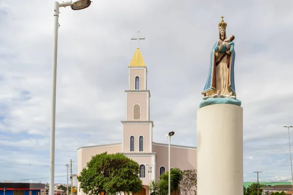 Arka Planda Nossa Abadia Kilisesi Nin Bulutlu Bir Günde Çekilmiş — Stok fotoğraf