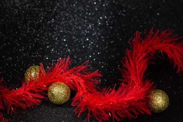 Κόκκινη Γιρλάντα Χρυσά Χριστουγεννιάτικα Στολίδια Μαύρο Φόντο Λάμψη — Φωτογραφία Αρχείου