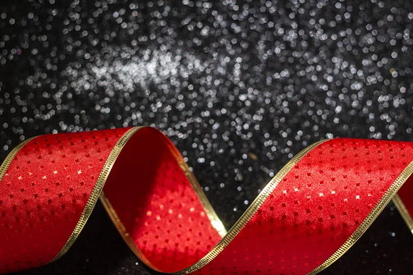 Ruban Rouge Bouclé Sur Une Surface Noire Brillante Décoration Noël — Photo