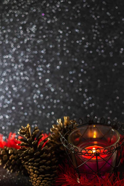 キラキラと輝く黒い表面にライトアップされたキャンドルやガーランドとクリスマスの装飾 — ストック写真