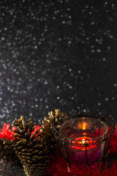 キラキラと輝く黒い表面にライトアップされたキャンドルやガーランドとクリスマスの装飾 — ストック写真