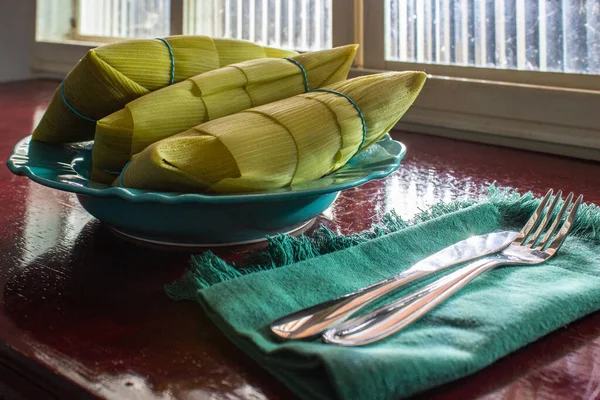 Pamonhas Καλύπτονται Φλοιούς Καλαμποκιού Μέσα Ένα Πιάτο Μπροστά Από Ένα — Φωτογραφία Αρχείου