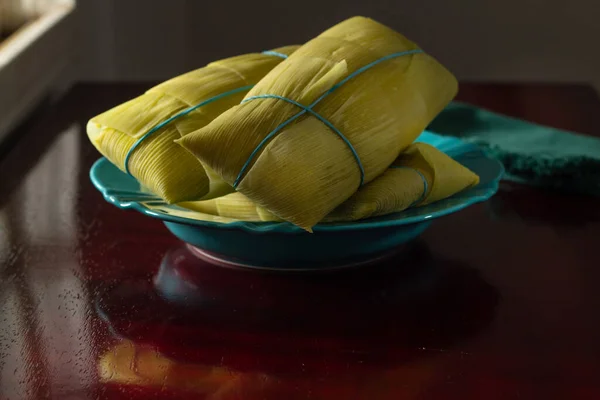 Pamonhas Καλύπτονται Φλοιούς Καλαμποκιού Μέσα Ένα Πράσινο Πιάτο Φωτίζεται Από — Φωτογραφία Αρχείου