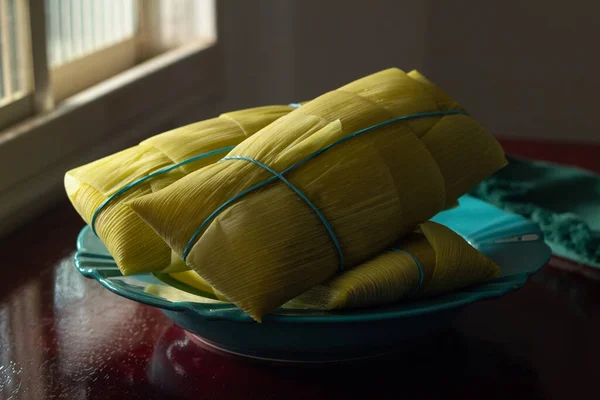 Pamonhas Καλύπτονται Φλοιούς Καλαμποκιού Μέσα Ένα Πράσινο Πιάτο Φωτίζεται Από — Φωτογραφία Αρχείου