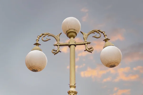 Biegun Lampa Uliczna Niebem Chmurami Tle — Zdjęcie stockowe