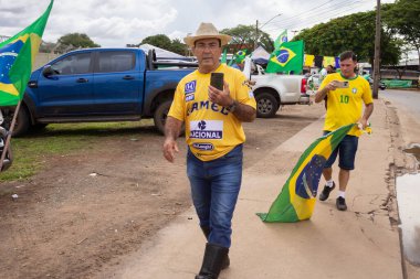 Cumhurbaşkanı Bolsonaro 'nun destekçileri 2022 seçimlerini geçersiz kılmak için bir eylem gerçekleştirdiler. Başkan Bolsonaro 'nun destekçileri Goiania şehrinde bir darbe eylemi gerçekleştirdiler. Lula 'nın demokratik seçimlerine federal müdahale çağrısı.