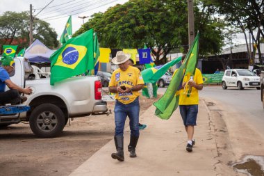 Cumhurbaşkanı Bolsonaro 'nun destekçileri 2022 seçimlerini geçersiz kılmak için bir eylem gerçekleştirdiler. Başkan Bolsonaro 'nun destekçileri Goiania şehrinde bir darbe eylemi gerçekleştirdiler. Lula 'nın demokratik seçimlerine federal müdahale çağrısı.