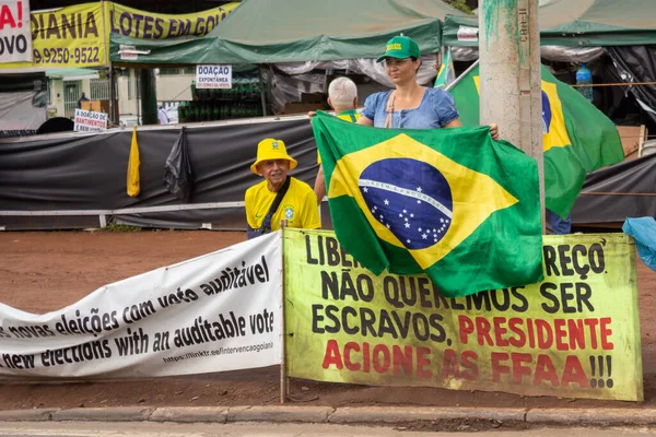 Cumhurbaşkanı Bolsonaro 'nun destekçileri 2022 seçimlerini geçersiz kılmak için bir eylem gerçekleştirdiler. Başkan Bolsonaro 'nun destekçileri Goiania şehrinde bir darbe eylemi gerçekleştirdiler. Lula 'nın demokratik seçimlerine federal müdahale çağrısı.