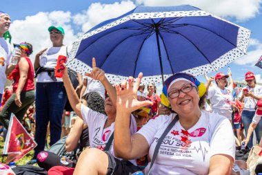 Yerde oturan kadın, Lula 'nın 