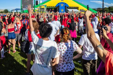 Başkan Lula 'nın destekçileri, seçilmiş başkanın açılış konuşmasına eşlik ediyorlar. Fotoğraf Brezilya 'nın yeni başkanının açılış töreninde çekildi..