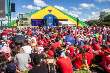 Brezilya 'nın seçilmiş başkanı Lula' nın açılış törenindeki konuşmayı dinleyen kalabalık. Fotoğraf Brezilya 'nın yeni başkanının açılış töreninde çekildi..