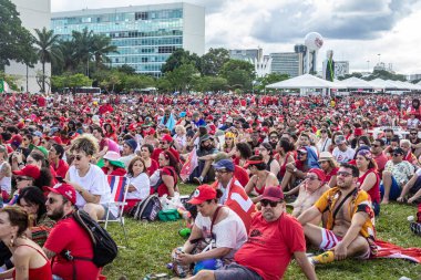 Brezilya 'nın seçilmiş başkanı Lula' nın açılış törenindeki konuşmayı dinleyen kalabalık. Fotoğraf Brezilya 'nın yeni başkanının açılış töreninde çekildi..