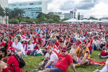 Brezilya 'nın seçilmiş başkanı Lula' nın açılış törenindeki konuşmayı dinleyen kalabalık. Fotoğraf Brezilya 'nın yeni başkanının açılış töreninde çekildi..