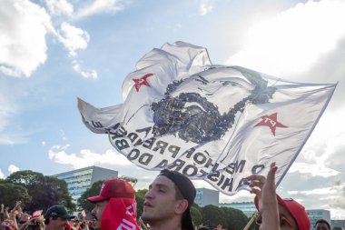 Üzerinde Lula 'nın yüzü olan dev beyaz bir bayrak. Fotoğraf Brezilya 'nın yeni başkanının açılış töreninde çekildi..