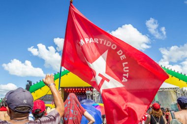 Üzerinde PT sembolü olan dev bir kırmızı bayrak sallayan biri. Fotoğraf Brezilya 'nın yeni başkanının açılış töreninde çekildi..