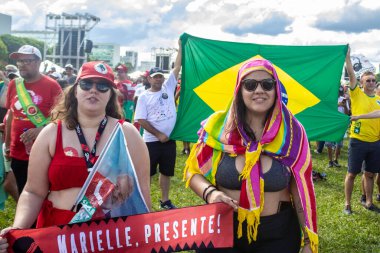 Elinde pankart olan iki kadın 